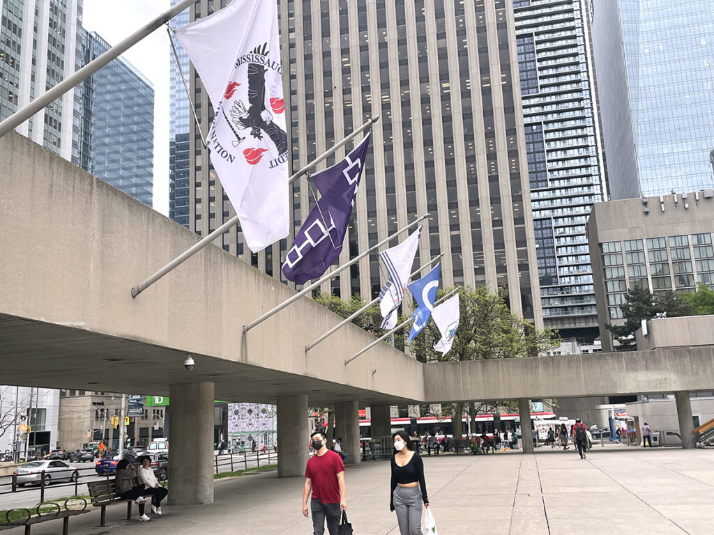 Toronto, Hôtel de Ville, drapeaux autochtones