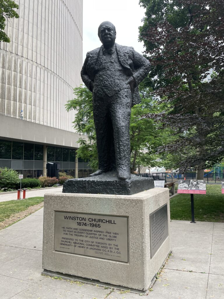 Statue de Winston Churchill à côté de l'Hôtel de Ville de Toronto.