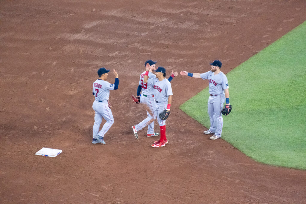 Les joueurs des Red Sox de Boston se félicitant de leur victoire. 