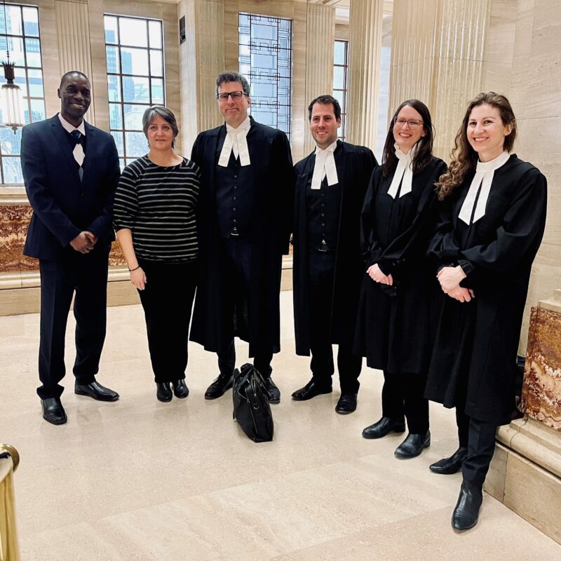 Le président de la Commission scolaire francophone des Territoires du Nord-Ouest (CSFTNO) Jean de Dieu Tuyishime, la directrice générale Yvonne Careen et les juristes Mark C. Power, Darius Bossé, Audrey Mayrand et Perri Ravon.