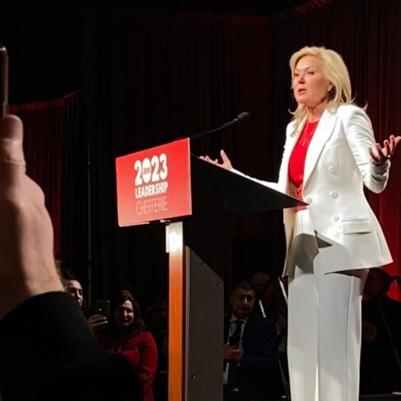 Les membres du Parti libéral de l’Ontario (PLO) ont choisi la mairesse de Mississauga comme cheffe au troisième tour du scrutin préférentiel.