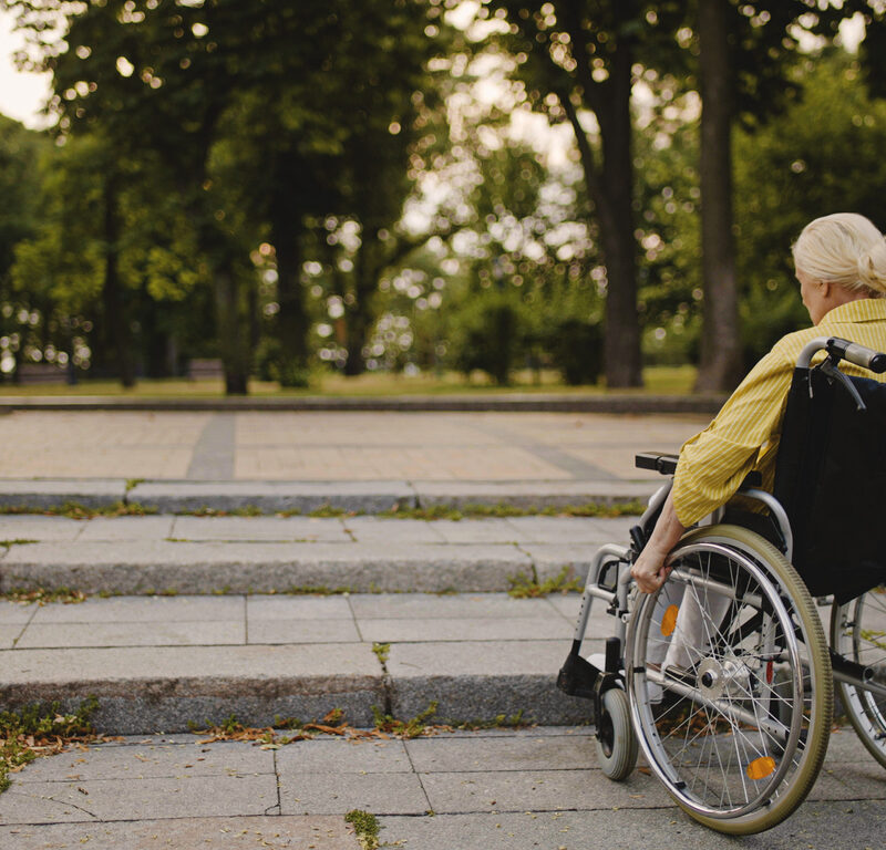Handicap, accessibilité, ville accessible, chaise roulante