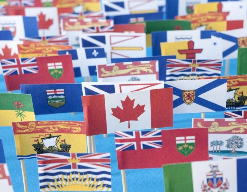 Les drapeaux de la francophonie canadienne