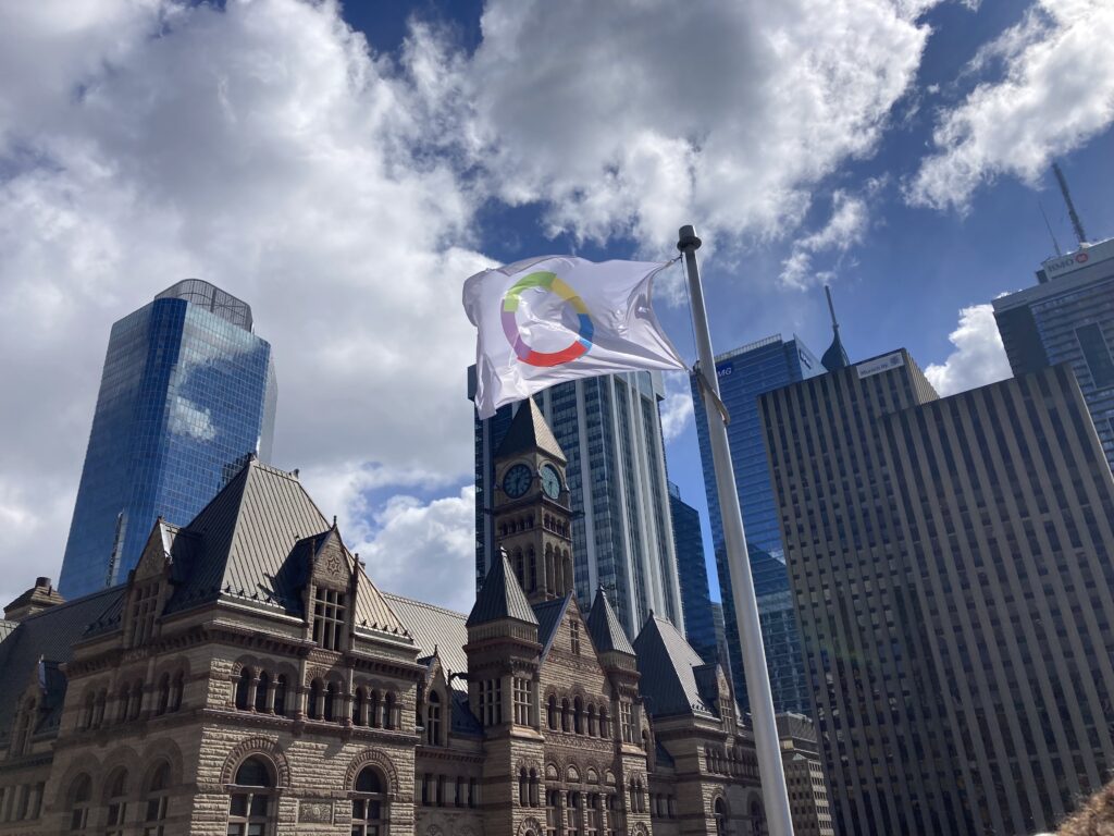 Levée du drapeau de l'Organisation Internationale Francophone à Toronto.