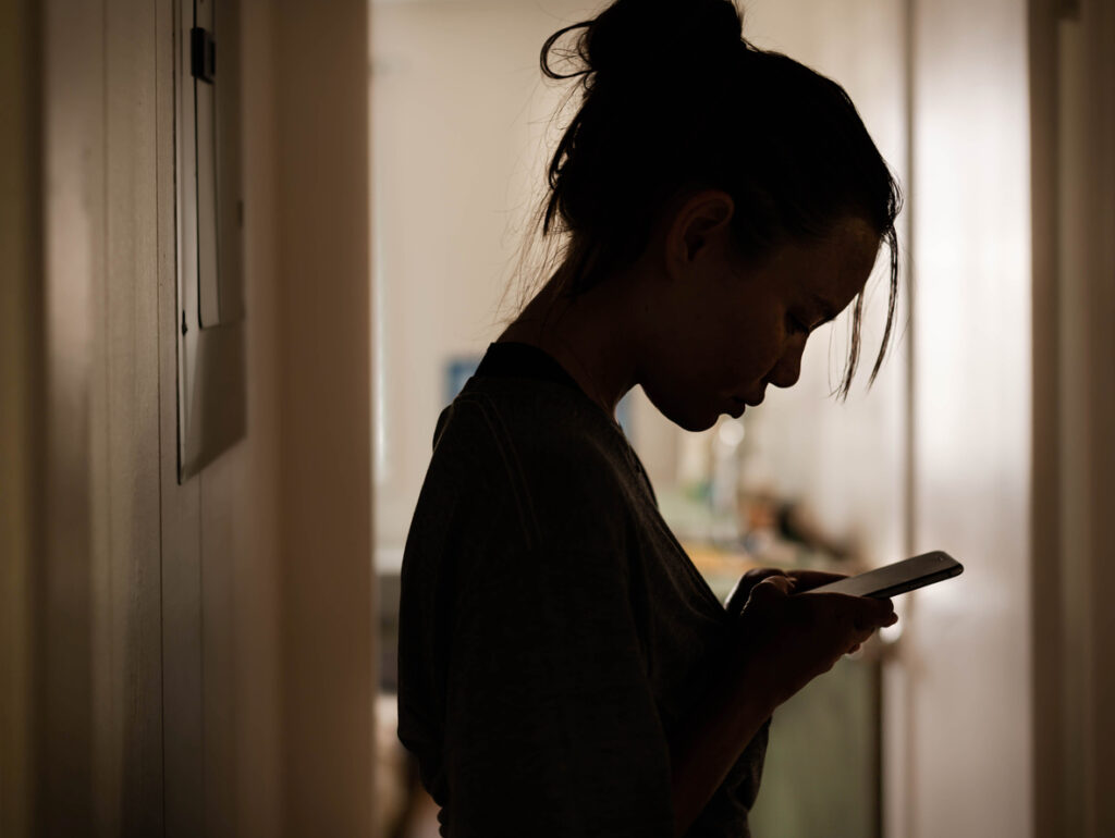 téléphone cellulaire réseaux sociaux jeunes