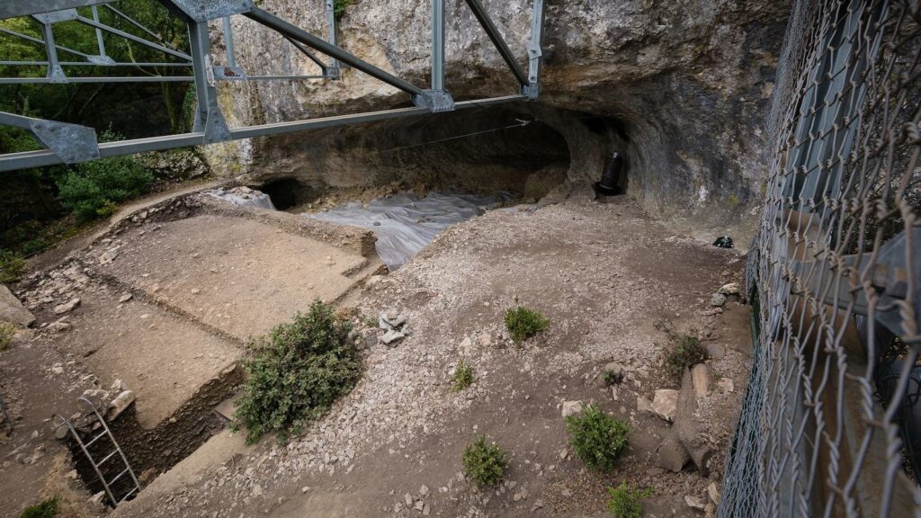 néandertaliens, Grotte Mandrin