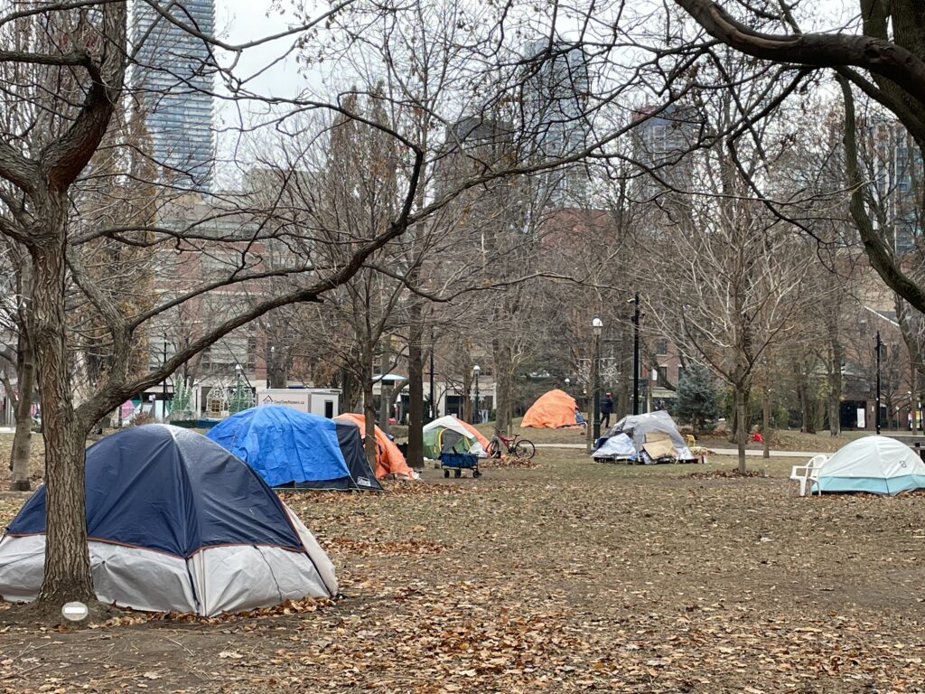 itinérants, itinérance, sans abri, sans-abris, tentes, campement