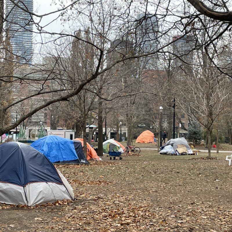 itinérants, itinérance, sans abri, sans-abris, tentes, campement