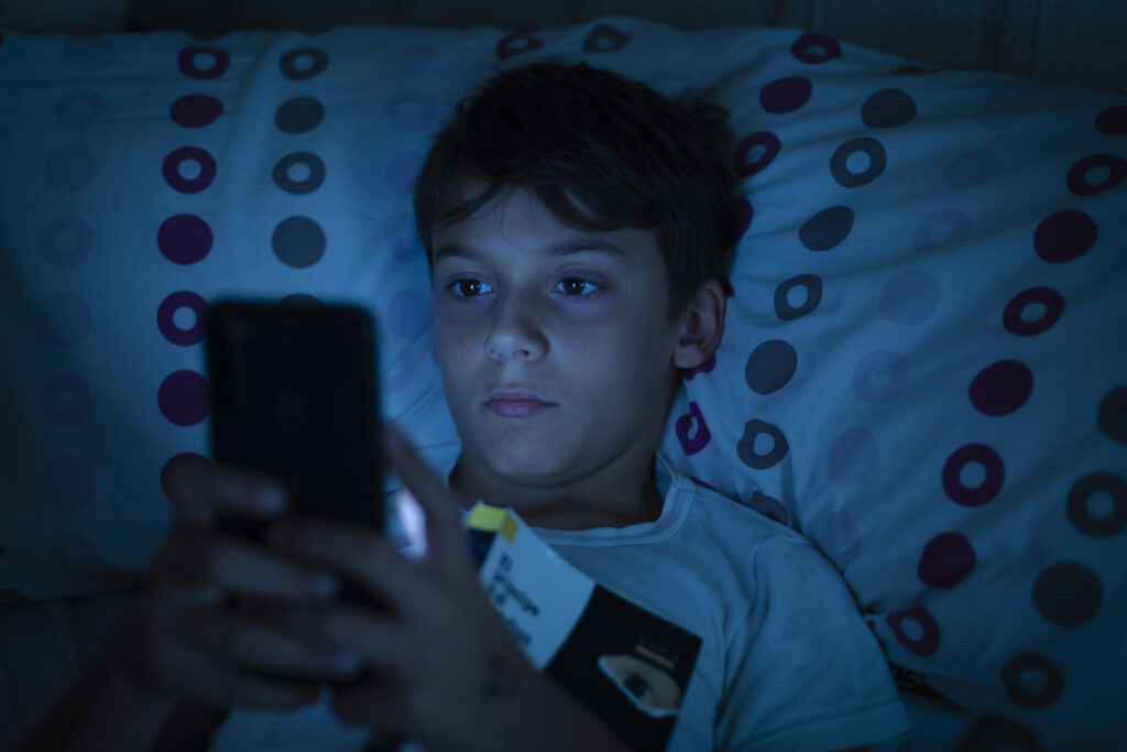 téléphone, écran, réseaux sociaux