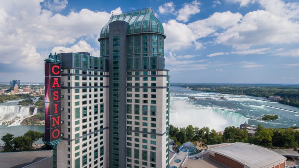 Le casino de l'hôtel Fallsview à Niagara Falls.