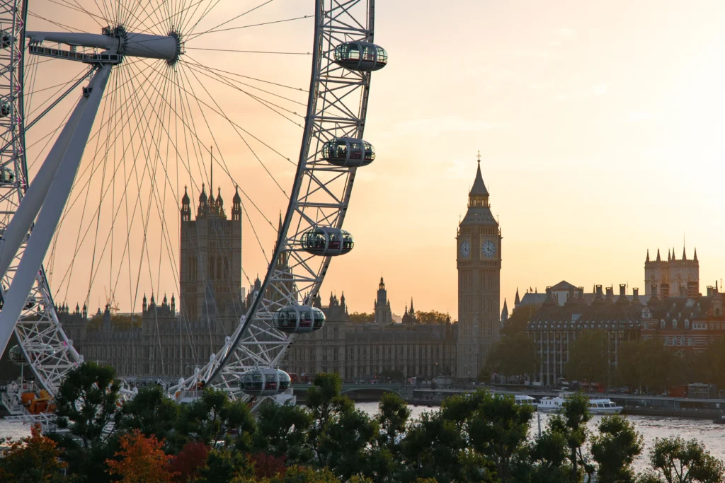 Le London Eye, la grande roue sur le bord de la Tamise à Londres