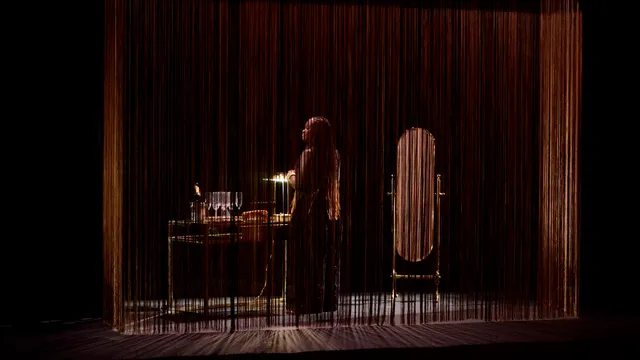 Photo prise pendant la pièce de théâtre Nzinga, elle met en valeur les décors.