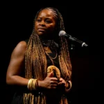 Tatiana Zinga Botao lors d'une représentation de sa pièce Nzinga