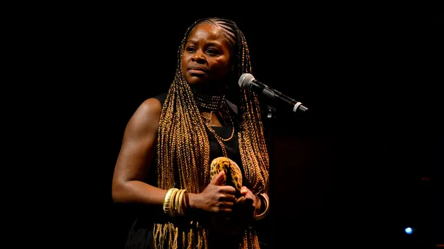 Tatiana Zinga Botao lors d'une représentation de sa pièce Nzinga