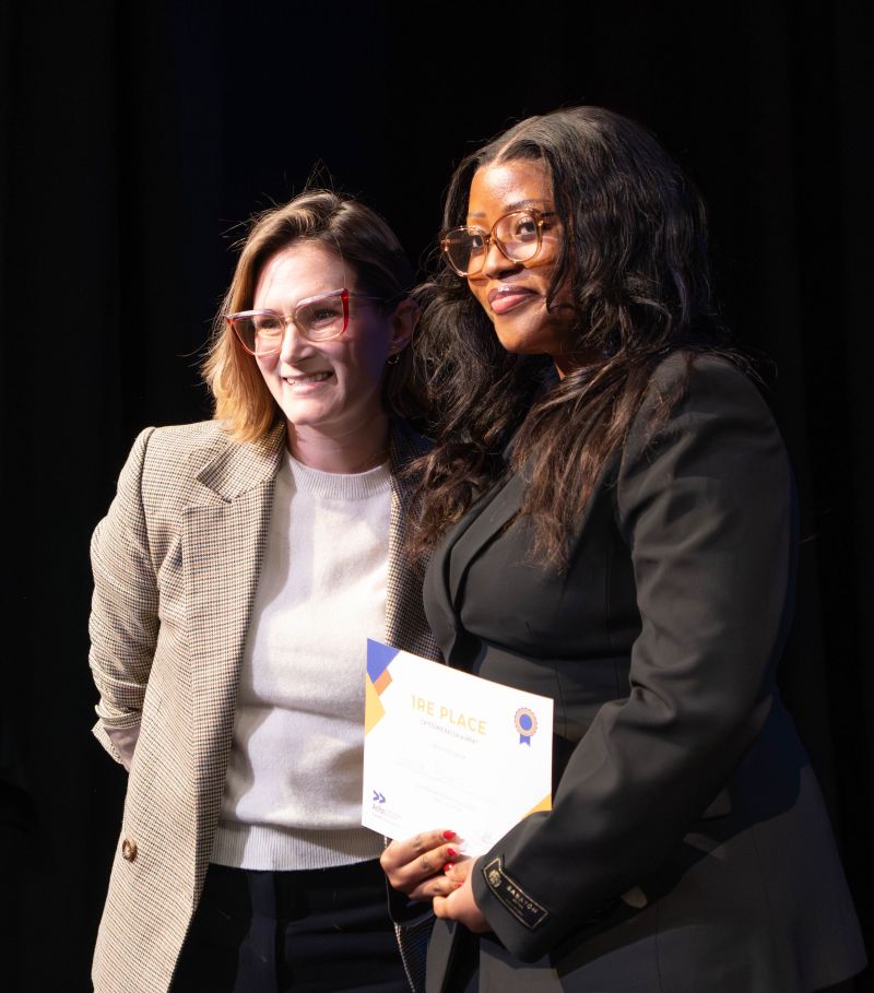 Kathleen Adams de TFO remets 1ere place collège et baccalauréat à Laura Birate.
