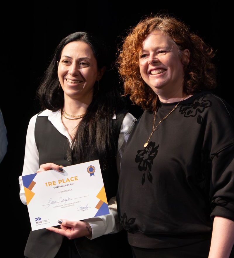Marie-Élaine Lebel du Campus Glendon de l’Université York, présidente de Acfas Toronto Centre Sud-Ouest remets 1er prix dans la catégorie "Doctorat" à Sara Zoghbi