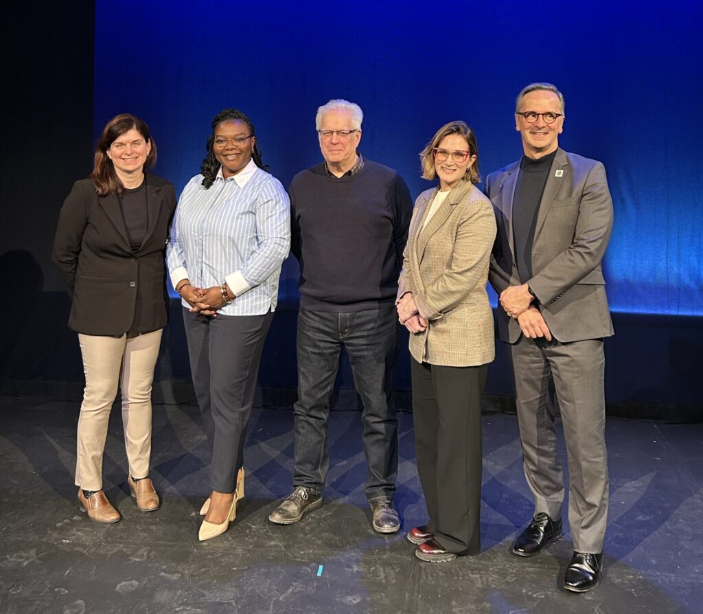 De gauche à droite: Chantal Bois, Professeure et chercheuse en éducation au Collège de La Cité, Eunice Boué, directrice du Salon du livre de Toronto; François Bergeron, rédacteur en chef de l’Express.ca, Kathleen Adams, Directrice des communications chez TFO, Marco A. Fiola, Principal du Campus de Glendon.