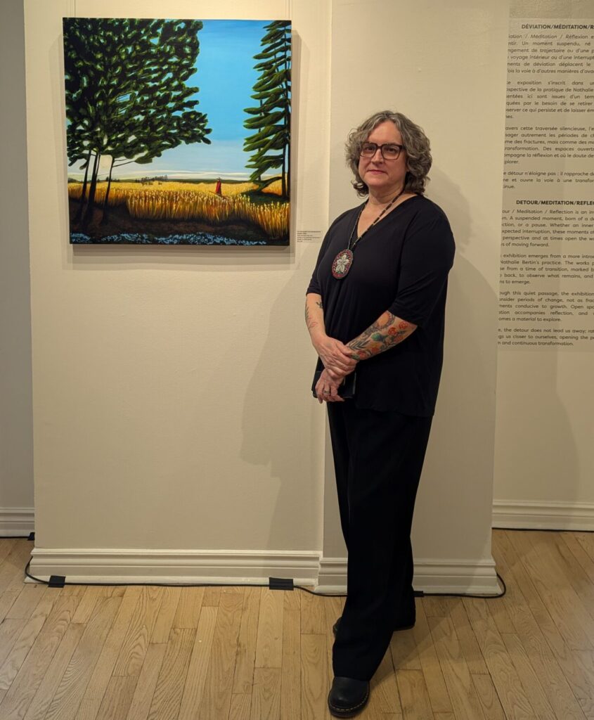 Nathalie Bertin à côté de tableau Les chevreuil nous montreront le chemin