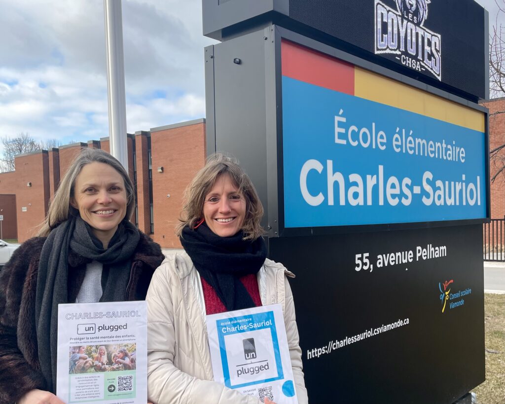 Becky Toyne et Guilaine Tournan, mamans et membres du conseil des parents de l’école élémentaire Charles Sauriol, représentantes de l’engagement « Unplugged Canada » visant à retarder l’utilisation des smartphones.