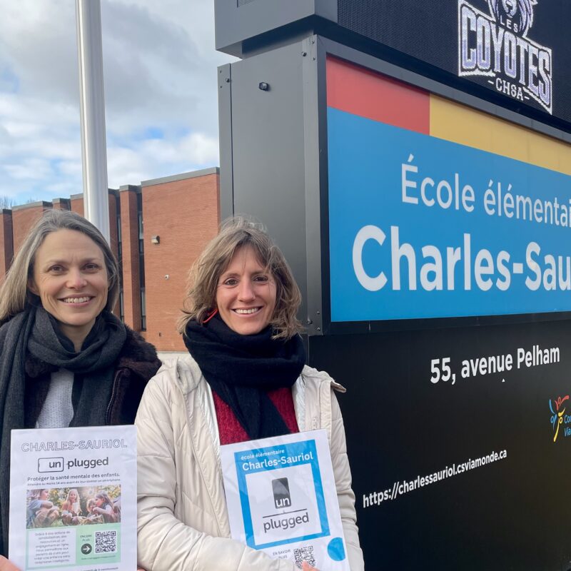 Becky Toyne et Guilaine Tournan, mamans et membres du conseil des parents de l’école élémentaire Charles Sauriol, représentantes de l’engagement « Unplugged Canada » visant à retarder l’utilisation des smartphones.