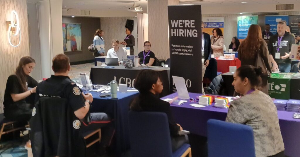 police, Des employeurs recrutent à la foire de l'emploi d'Oasis