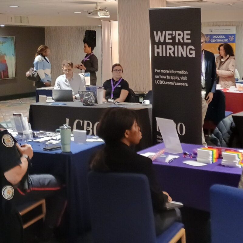 police, Des employeurs recrutent à la foire de l'emploi d'Oasis