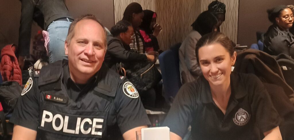 La police recrute des fancophones à la foire de l'emploi.