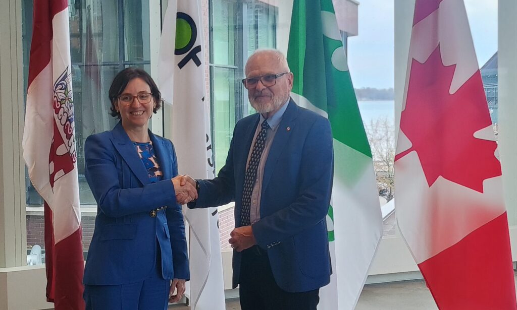 Entente de collaboration entre l'UOF et l'Université de Toronto.