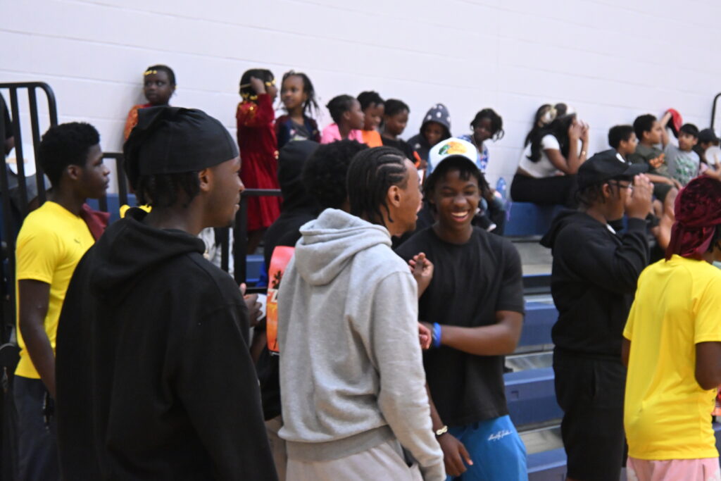 Proches d'Abdoul Aziz Sarr durant le tournoi de basketball. Photo: Julien Kopferschmitt