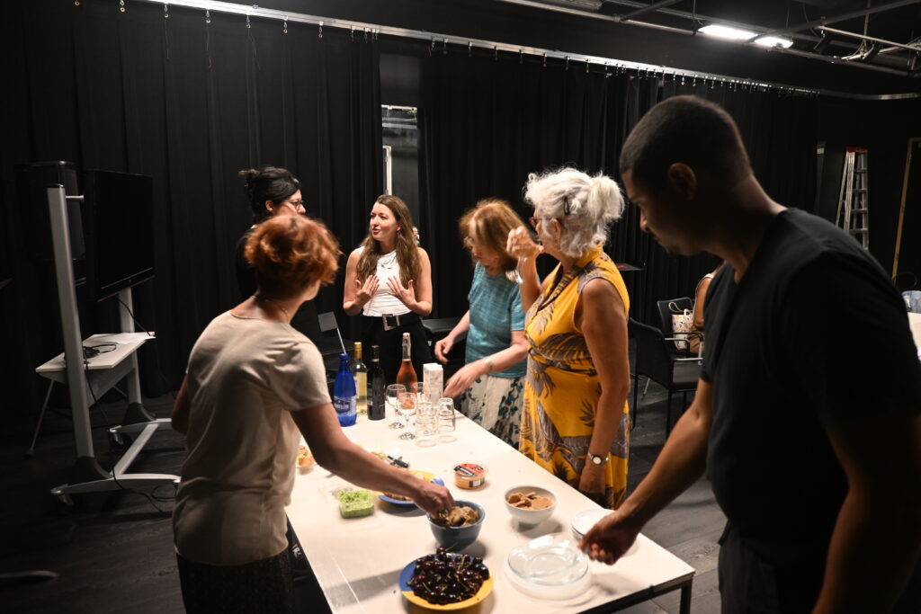 Collation de la troupe de théâtre des Indisciplinés de Toronto. Photo: Julien Kopferschmitt