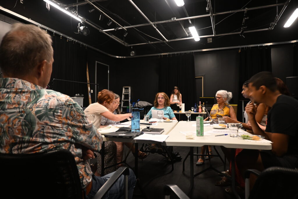 Retour sur les temps forts de l'année 2026 pour la troupe de théâtre des Indisciplinés de Toronto (la présidente Geneviève Brouyaux au centre en bleu) Photo: Julien Kopferschmitt