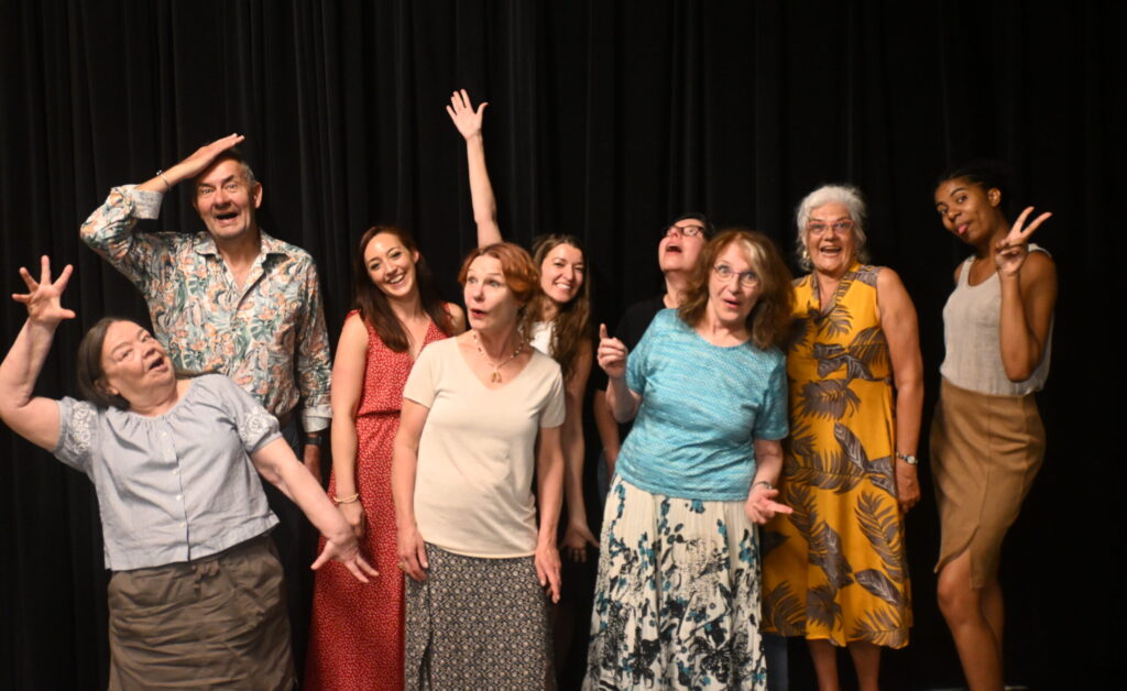 Photo d'une partie de la troupe de théâtre des Indisciplinés de Toronto (la présidente Geneviève Brouyaux au centre en bleu) Photo: Julien Kopferschmitt