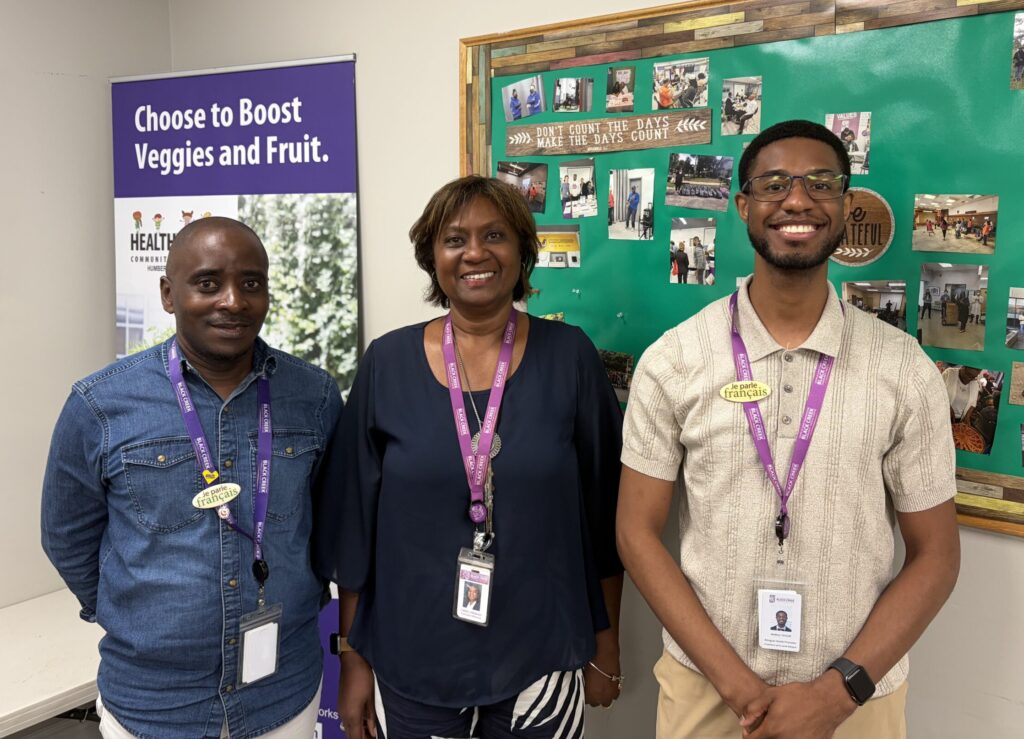 Rodrigue Taco (navigateur système de santé) à gauche, Cheryl Prescod (directrice exécutive) au centre et Jamaul Taylor (promotion de la santé bilingue) à droite, dans les locaux de Black Creek Community Health Center à Toronto.