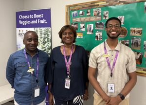 Rodrigue Taco (navigateur système de santé) à gauche, Cheryl Prescod (directrice exécutive) au centre et Jamaul Taylor (promotion de la santé bilingue) à droite, dans les locaux de Black Creek Community Health Center à Toronto.