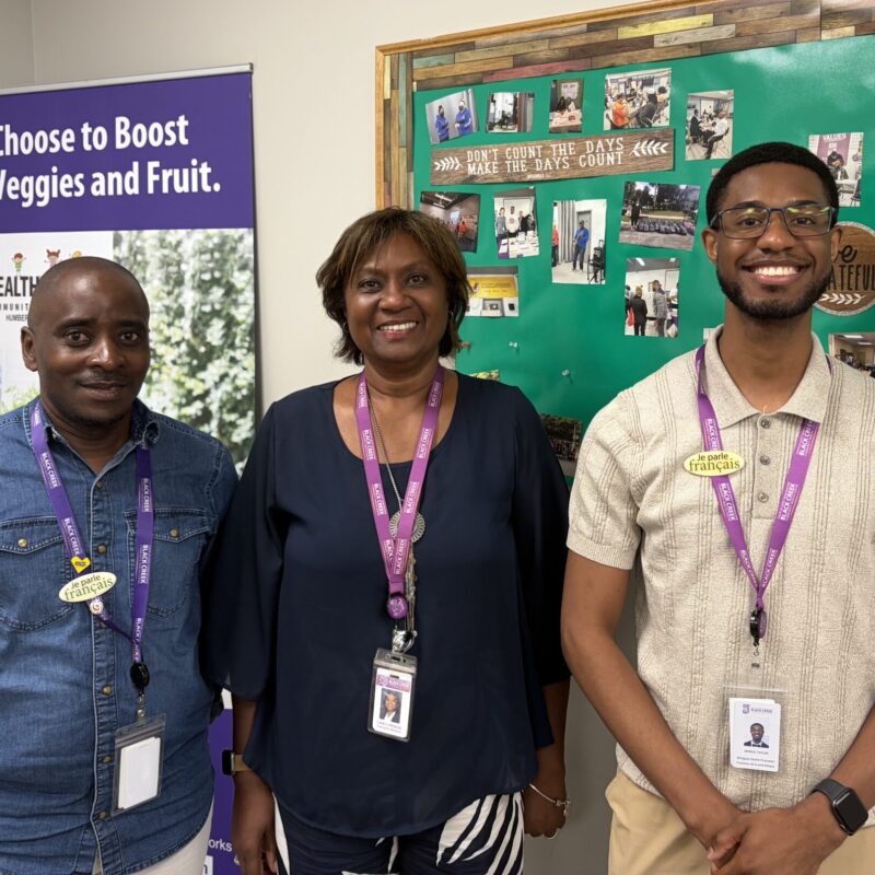 Rodrigue Taco (navigateur système de santé) à gauche, Cheryl Prescod (directrice exécutive) au centre et Jamaul Taylor (promotion de la santé bilingue) à droite, dans les locaux de Black Creek Community Health Center à Toronto.