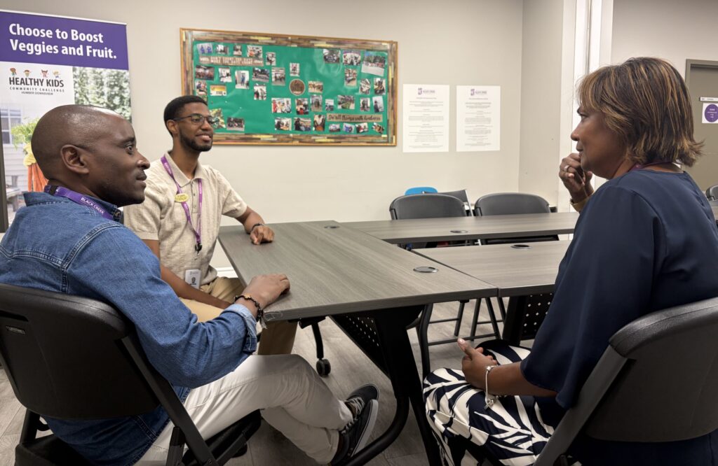 Rodrigue Tako (navigateur système de santé) au centre, Cheryl Prescod (directrice exécutive) à droite et Jamaul Taylor (promotion de la santé bilingue) au fond, dans les locaux de Black Creek Community Health Center à Toronto. Photo: Julien Kopferschmitt
