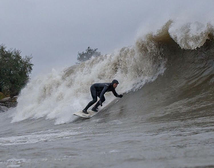 De grosses vagues à surfer à Toronto.