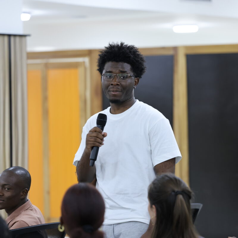 Parlement francophone des jeunes : Ariel Stone Beti porte la voix de l’Ontario à Yaoundé