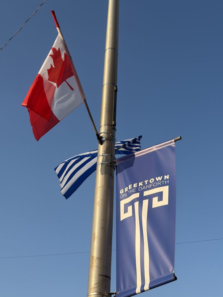Drapeaux grec et canadien lors du festival Taste of the Danforth 2026. Photo: Julien Kopferschmitt