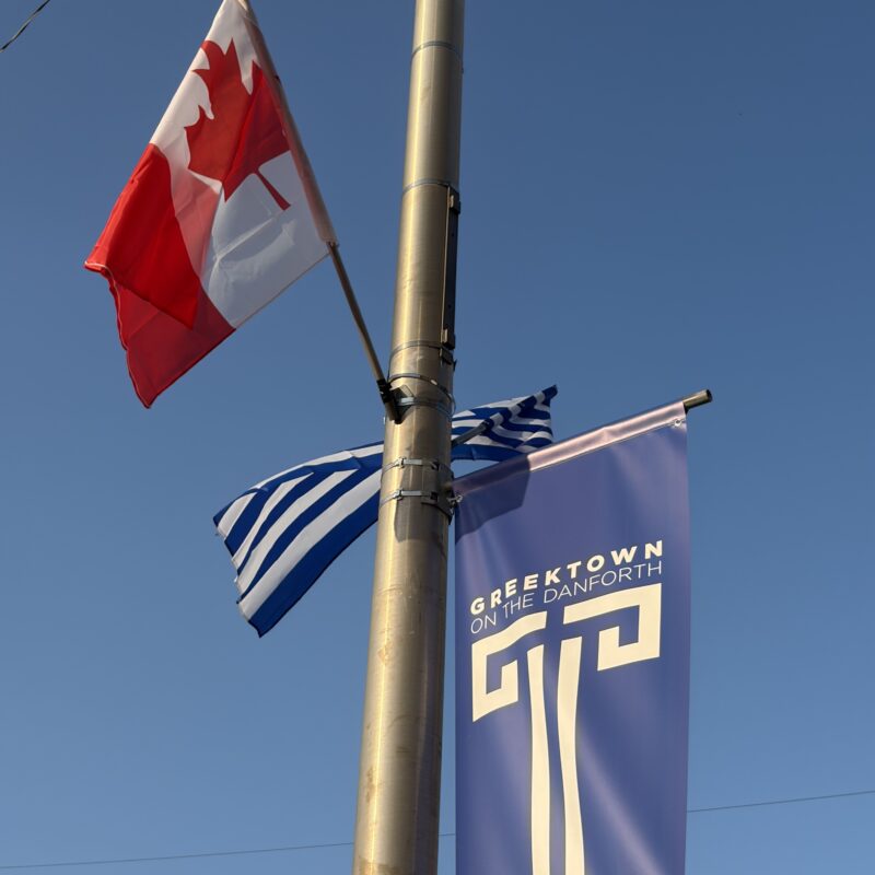 Drapeaux grec et canadien lors du festival Taste of the Danforth 2026. Photo: Julien Kopferschmitt