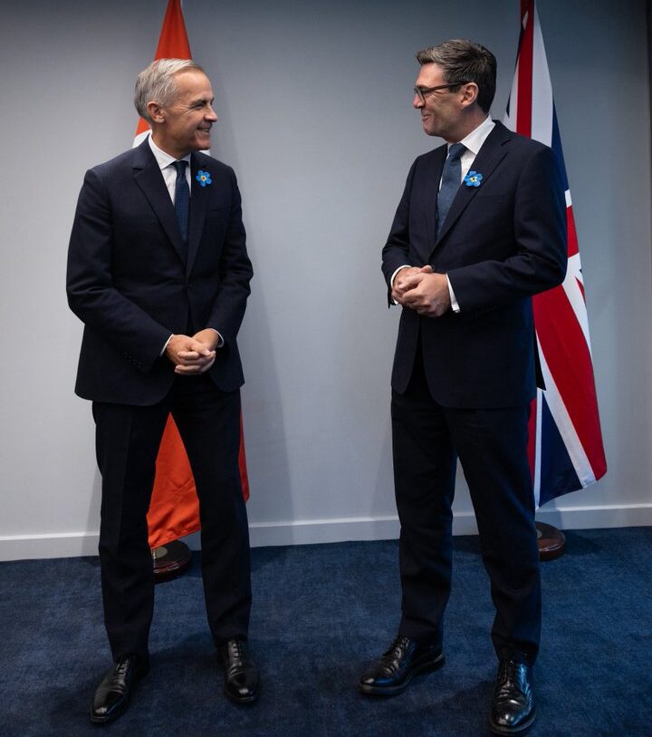 Mark Carney avec le nouveau premier ministre britannique Andy Burnham.