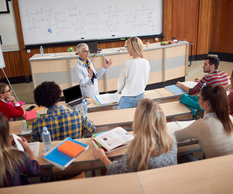 étudiants, professeure, bourses d'études