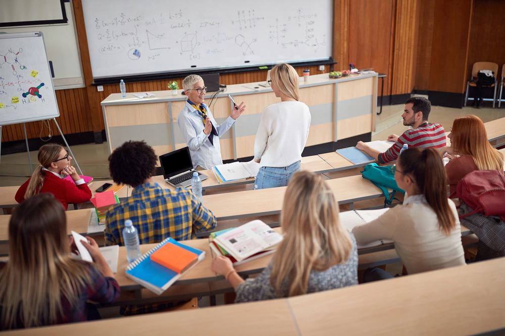 étudiants, professeure, bourses d'études